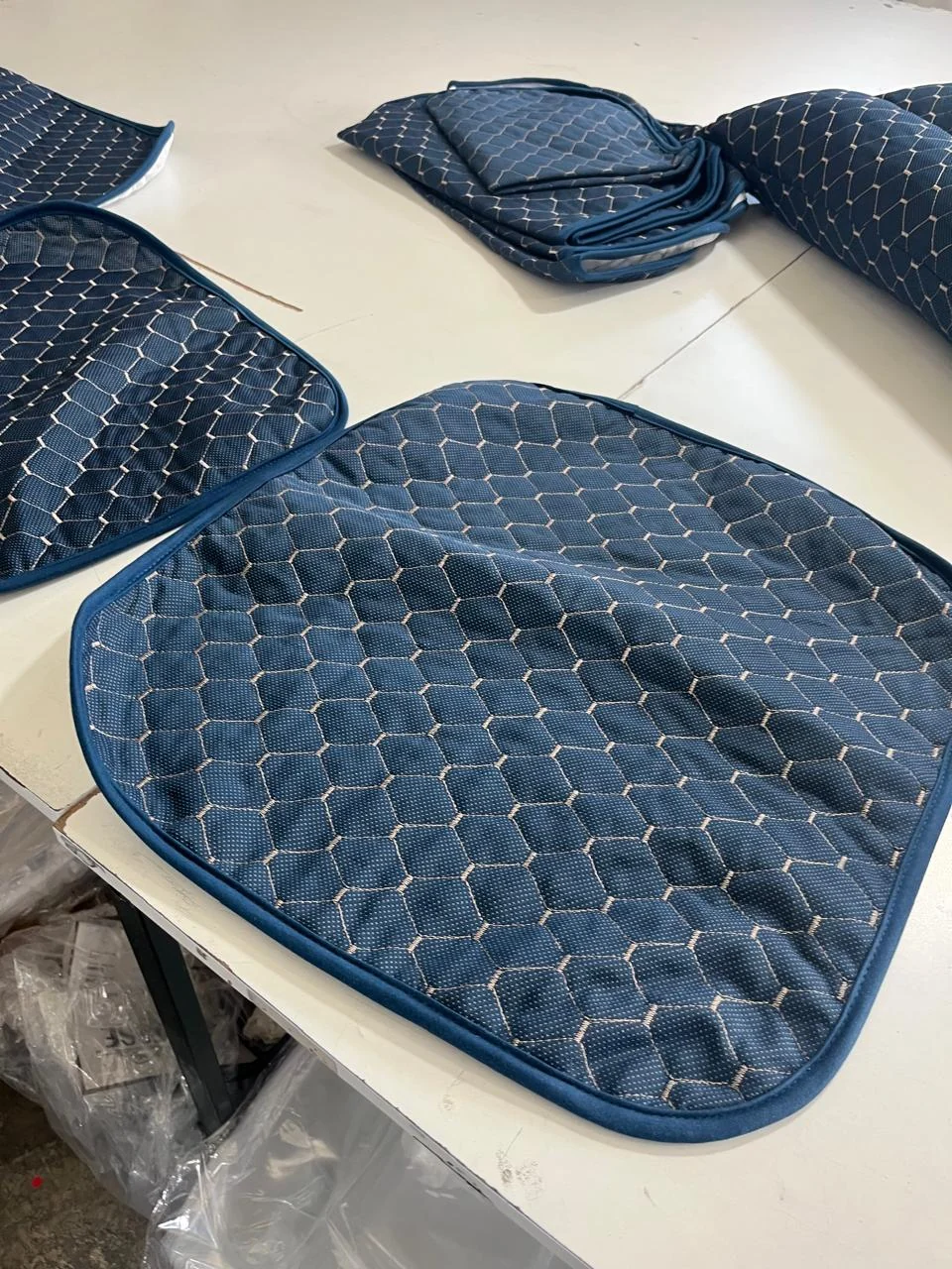 Foto real da superfície azul do protetor multifuncional Vita Flow Pet, com desenho hexagonal e bordas acabadas